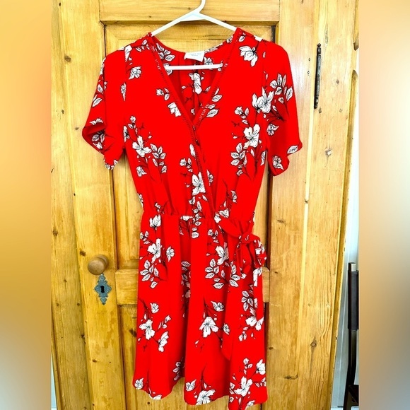 Women’s Sienna Sky Red White Floral Wrap Style Dress Sz Small Feminine Romantic - Picture 1 of 12